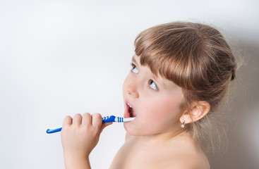 cheerful child with a <b>good mood</b> brushing her teeth - 240_F_129353906_VjG3YMKV2PC9Pj4imIV7HjTZSNv9Okhk