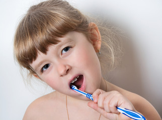 cheerful child with a <b>good mood</b> brushing teeth - 240_F_129353958_y789lQ1lR4r9wpcZJW7SkNQ06fbXxzJm