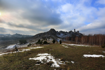 Ruiny zamku w Olsztynie zimą.