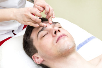 Obraz na płótnie Canvas Man in the mask cosmetic procedure in spa salon