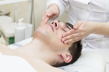 Obraz na płótnie Canvas Man in the mask cosmetic procedure in spa salon