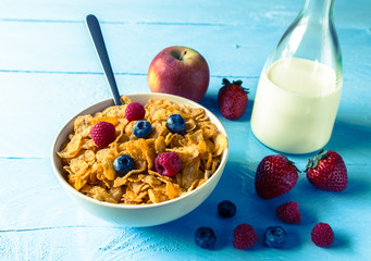 Cornflakes in einer Schale mit Milch und Früchten
