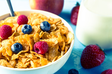 Cornflakes in einer Schale mit Milch und Früchten