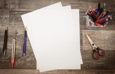 Flat lay - Büroartikel, mehrere Blätter Papier mit vielen bunt
