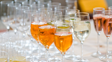 volle Weingläser bei der Agabe auf einer Hochzeit vom Caterer