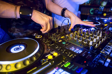 Obraz premium Dj playing the track