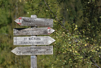 Wegweiser für Wanderer im Ultental - Südtirol