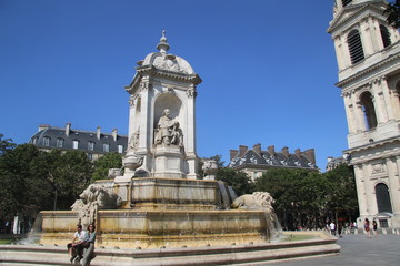 Fototapeta na wymiar Paris - Août 2016 - Place St Sulpice