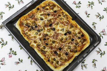 composizione diagonale fotografia colori pizza rettangolare primo piano sopra tovaglia fiori 