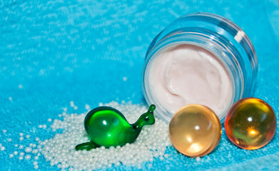 Home-Spa: Grüne Bade-Schnecke an Badekugeln nebst Cremetiegel 