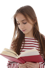 fillette 12 ans lisant un livre