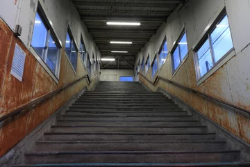 Papier Peint photo Gare 田舎の駅の風景　早朝の古い階段と連絡橋