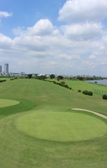 Obraz premium ゴルフ場から見えるビル群