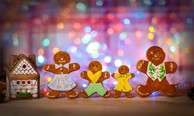 Obraz premium Christmas gingerbread house and gingerbread men on a festive background 