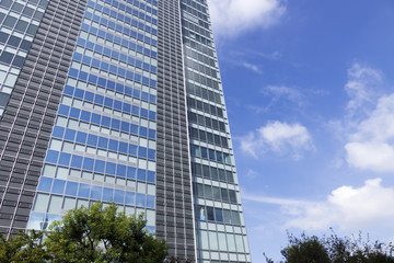 高層ビルと青空と雲