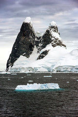 Una Peaks