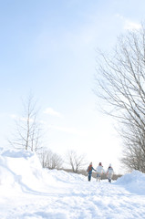 雪道を歩く子供たちの後姿