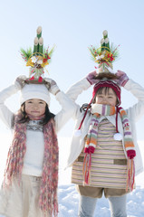門松を頭の上に乗せる子供たち