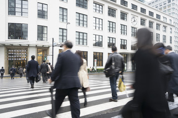 東京　丸ノ内　東京駅　朝　通勤　会社に向かう人々 スローシャッター ブレ