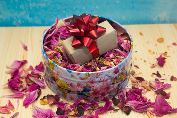 Naklejka premium boxes with gifts with rose petals,concept for Valentines day, anniversary, romantic gift.