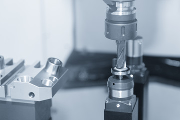 The CNC cutting tool while measure tool length by tool presetter