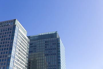 建物　高層ビル　空　雲　SRC 耐震設計　制震構造　倍強度ガラス