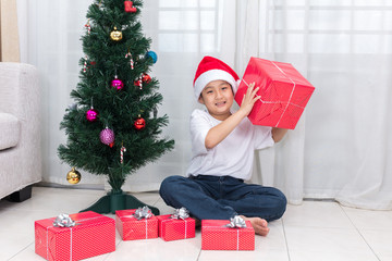 Obraz na płótnie Canvas Asian Chinese little boy holding Christmas gift box