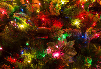 Obraz na płótnie Canvas Close up of glowing lights and decorations on a Christmas tree