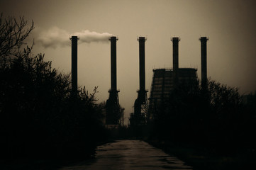 Мрачный индустриальный ландшафт. Загрязнение...
