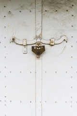 古い倉庫の扉と南京錠