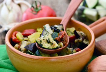 Ratatouille auf Holzlöffel, Nahaufnahme, Serviervorschlag, Food Styling 