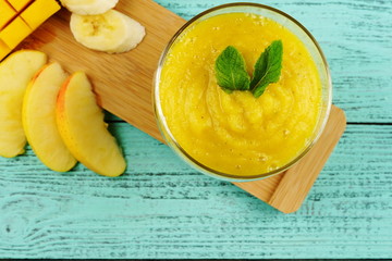 Smoothies mango banan and apple 