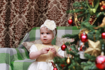 Obraz na płótnie Canvas child decorate the Christmas tree toy