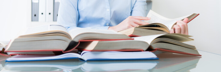 studentin beim lernen mit büchern