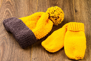 Fototapeta na wymiar yellow knitting cap and mittens