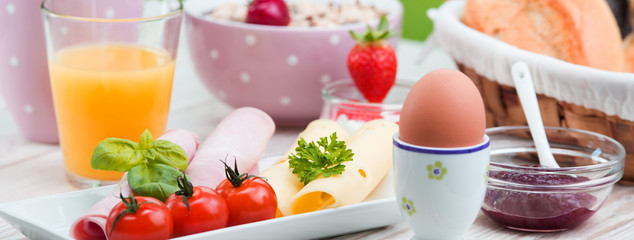 frühstück mit wurst und müsli