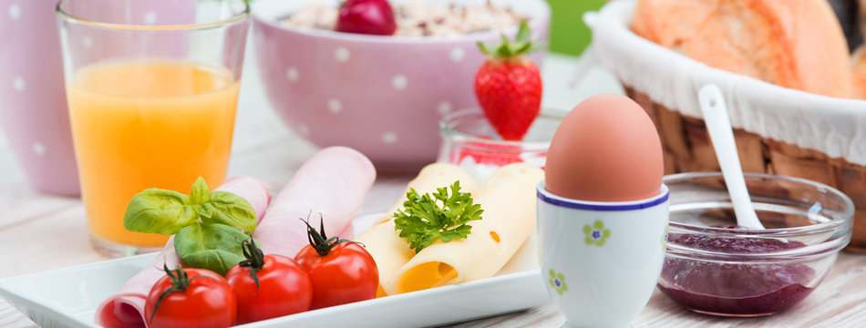 fr&uuml;hst&uuml;ck mit wurst und m&uuml;sli