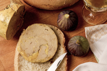Slice of foie gras, Fig, Bread, Knife