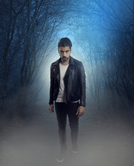 couverture d' un roman . jeune vampire marchant dans la foret 