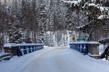 Slovak-polish border bridge on the Lysa Polana in snowy forest in the High Tatras mountains. Border crossing on the road from Tatranska Lomnica (Slovakia) to Zakopane (Poland). © Renar