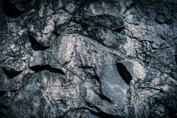 Fond de pierre, toile de fond de mur de roche avec une texture rugueuse. Surface abstraite, sale et texturée du matériau en pierre. Détail de la nature des rochers.