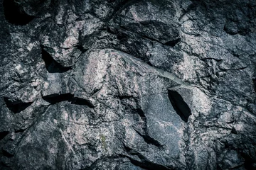 Fotobehang Steen Steenachtergrond, rotsmuurachtergrond met ruwe textuur. Abstract, grungy en getextureerd oppervlak van steenmateriaal. Aarddetail van rotsen.