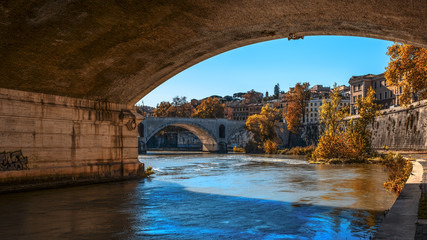 Fiume Tevere in autunno, veduta da Ponte Sant'Angelo - Roma - obrazy, fototapety, plakaty