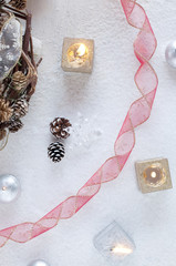 キャンドルとリボンと松ぼっくり