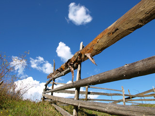 Fototapeta na wymiar The old wooden fence