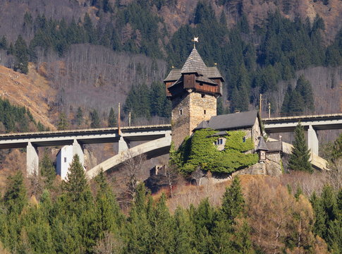 Burg Niederfalkenstein im Mölltal / Kärnten /Österreich an der Tauernbahn