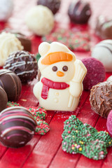 Obraz premium Bunte Schokoladen zu Weihnachten