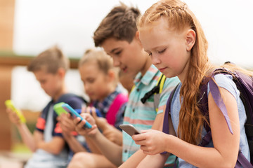 elementary school students with smartphones