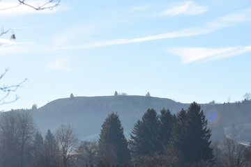 Hügel mit drei Bäumen
