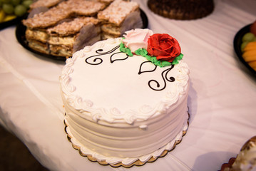 Obraz na płótnie Canvas Litttle white cake with cream roses